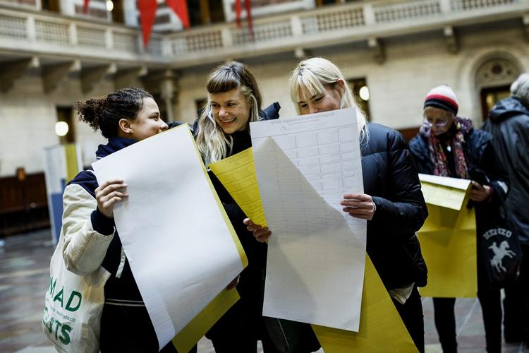Valg. På Københavns Rådhus var der stor interesse for at stemme, da der blev åbnet klokken 9. Danskerne kan stemme indtil i aften klokken 20.00. 