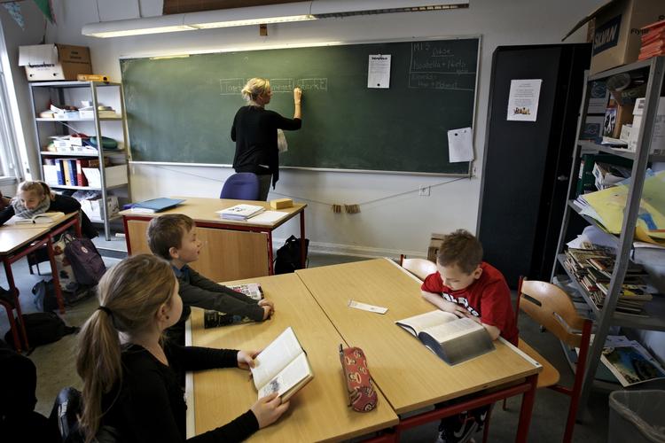 Skole. Folkeskolens samlede udgifter per elev er reduceret med 5,2 procent siden 2002. 