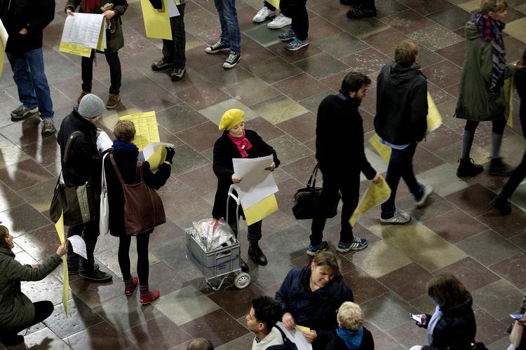 KRYDS. Mange steder i landet meldes der om lange køer til stemmeboksene. 