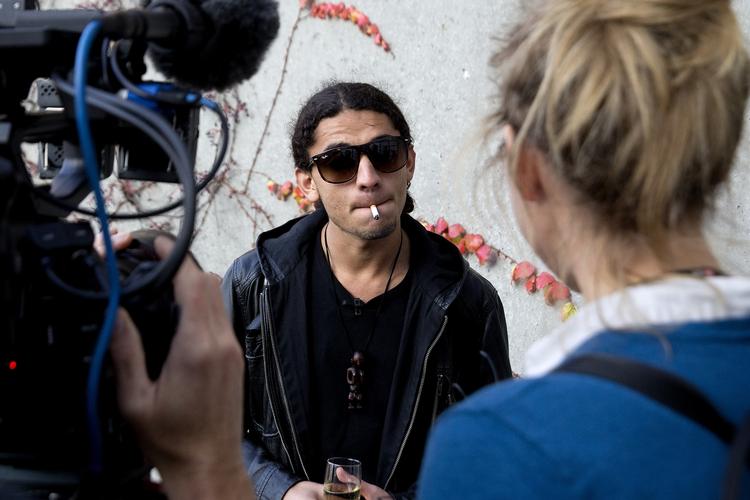 Ytringsfrihed. Digteren Yahya Hassan har slået oplagsrekorder for debutforfattere, og hans digtsamling har vundet priser. I går blev han overfaldet på Hovedbanegården. 