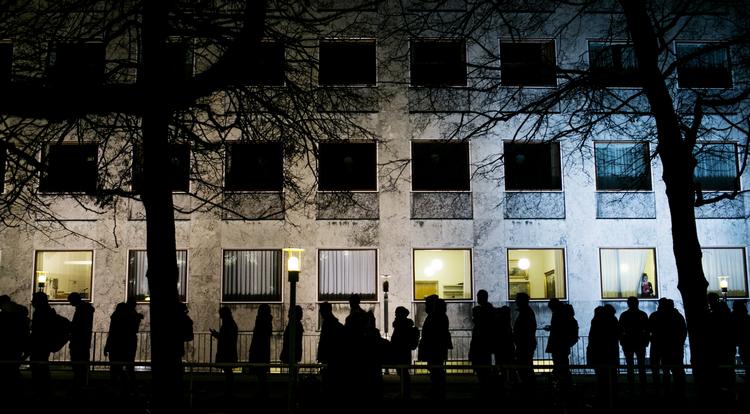 Der er fuld tryk på valgstederne, inden de lukker i aften. Køen foran Aarhus Rådhus kan meget vel betyde, at åbningstiden bliver udvidet. 