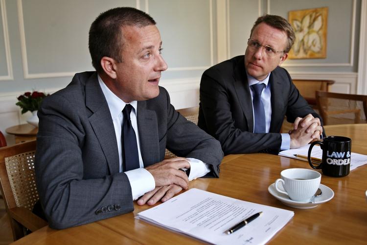 PET-ballade. PET-chef Jakob Scharf har stadig justitsminister Morten Bødskovs tillid trods intern ballade i den hemmelige tjeneste. Politikerne får orientering i morgen. 