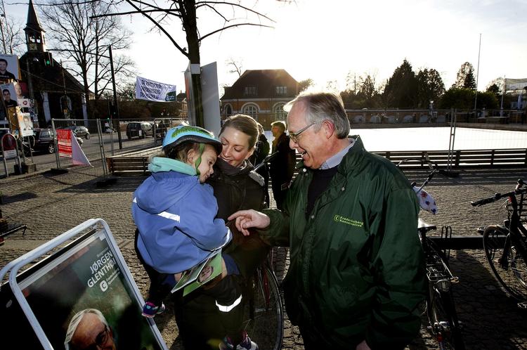 Borgmester. Jørgen Glenthøj (K) ser ud til at beholde sit kontor på rådhuset. Vi ved det først endeligt efter klokken 22.00. 