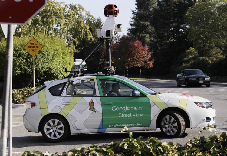 Indrømmelse. Google vælger nu at fjerne satellitbillede af en død teenager fra kort-tjenesten Google Maps. her er det Googles bil, der tager billeder til Street View-muligheden. 
