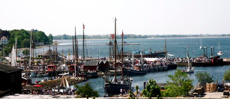 FOLKEMAGNET. I Holbæk støtter kommunen et årligt pinsetræf - i år med træskibstema. Det skal glæde kommunens borgere, men også gerne tiltrække nye. Nu undersøger de, om det også virker. 