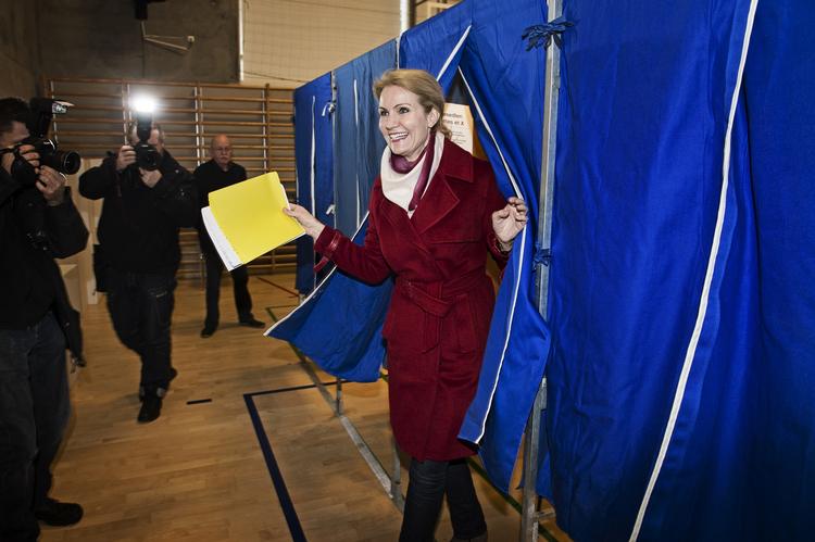 Stemmeboks. Statsministeren satte i dag sit kryds på Kildevældskolen på Østerbro. 