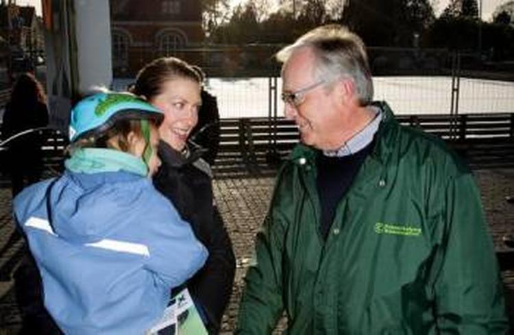 Bagland. Alexandra Dessoy har allerede bestemt sig for at stemme konservativt, men hun får alligevel en pjece af borgmester Jørgen Glenthøj (K) på Frederiksberg Runddel. 