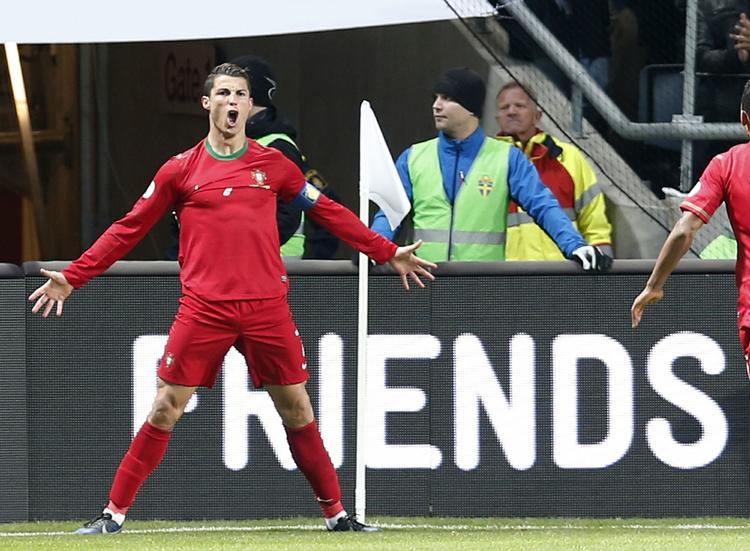 Hattrick. Portugals Cristiano Ronaldo fejrer målet til 1-0 mod Sverige. 