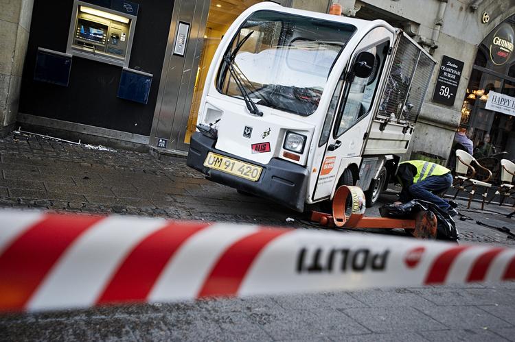 Ulykke. Skraldebil løb løbsk på Strøget og slog en turist ihjel. 
