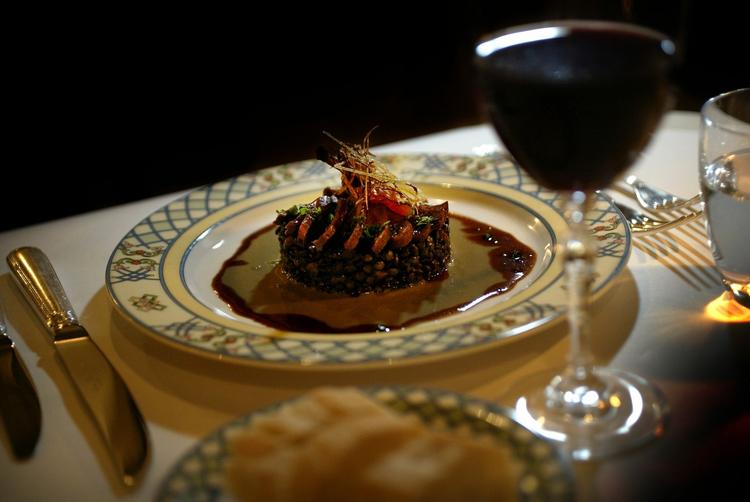 Flyttedag. Brasserie Degas har overladt adressen Trommesalen til Oubæks steak-restaurant, mens de selv er rykket ind dér, hvor tyrkiske Topkapi tidligere holdt til. Brasseriet holder fast i sine klassiske franske serveringer. 