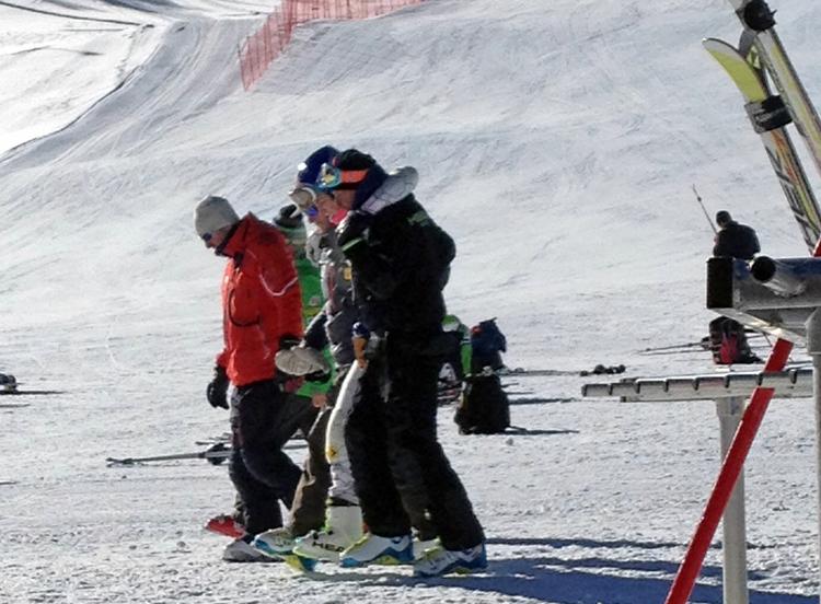 Uheld. Lindsey Vonn var ude af stand til at gå selv, da hun forlod Copper Mountain. 