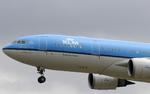 Fordeling. Hvordan får man hurtigst passagererne ind i flyet uden lange køer og ventetid? KLM tester en ny metode. 