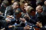 solgt. Nokias kontroversielle direktør, Stephen Elop, ser op, da resultatet af afstemningen foreligger: Nokias mobilforretning er solgt til Microsoft. 
