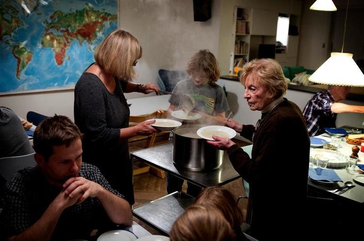 Køkkentjans. Kirsten Mitchell (t.h.) serverer suppe for Jakob Borbye (t.v.). I Andedammen er der fællesspisning cirka hver anden dag, og alle skiftes til at have køkkentjansen. 