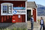 Forsyninger. KNI står blandt andet bag de over 60 Pilersugisoq-butikker over hele Grønland, hvor over 20.000 kunder handler deres varer til daglig brug. KNI beskæftiger 1.200 grønlændere på fuld tid. 