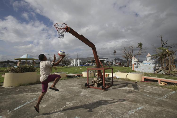 Tyfon. Det er nu under COP19-forhandlingerne i Polen, at der skal ske noget, skriver Dan Jørgensen. Her billede fra en park i den ødelagte by Tacloban i Filippinerne. 