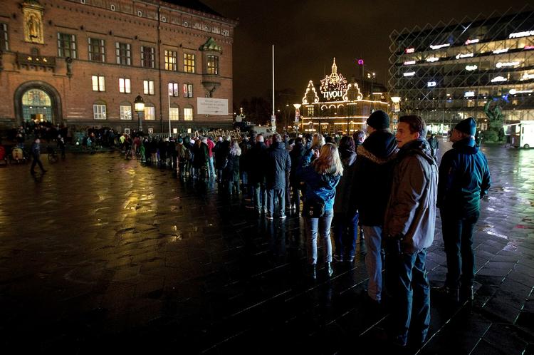 valg. Når de elektroniske medier videreformidler de useriøse meningsmålinger, kan det påvirke, hvor vælgerne sætter deres kryds, eller om de overhovedet dukker op til afstemningen, skriver Stine Brix. Her vælgerkø foran Københavns Rådhus i går. 