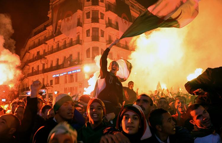 Gadefest. Det gik nogen lunde fredeligt for sig i Algiers, men i Bejaija kørte en bil med fem fans galt på et bjerg og døde. 
