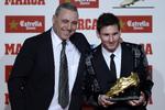 Messi. Argentineren var under uddelingen flankeret af en anden Barca-legende, Hristo Stoichkov. 
