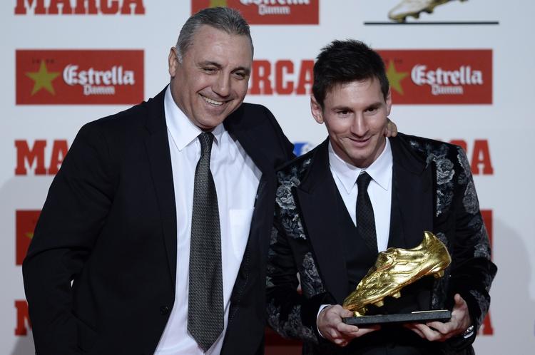 Messi. Argentineren var under uddelingen flankeret af en anden Barca-legende, Hristo Stoichkov. 