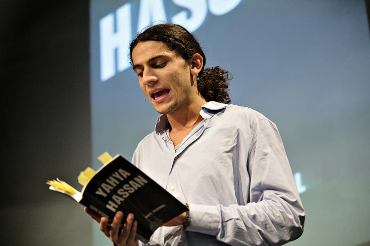 MESSE. Yahya Hassan læser op på lange vokaler og med store ord. 