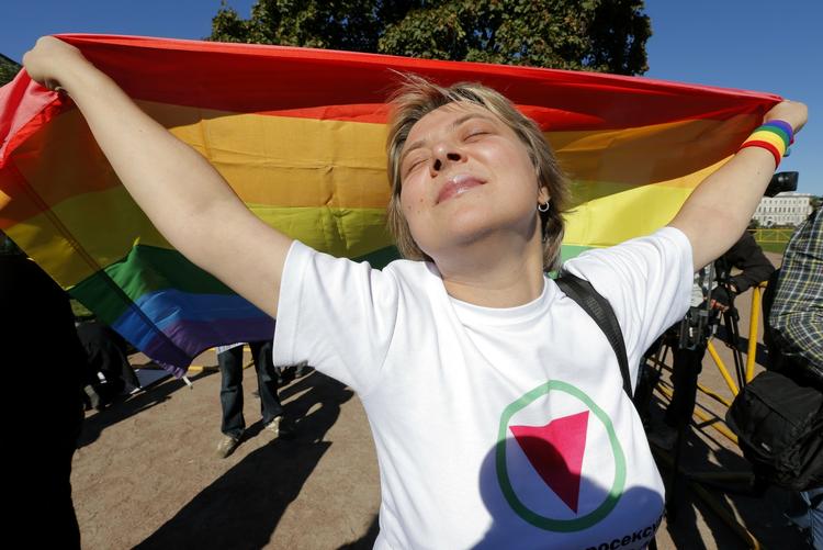 protester. De skrappe russiske antihomo-love er blevet mødt af omfattende protester. Billedet er fra en demonstration i Sankt Petersborg i september. 