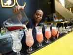 Cocktails. Singapore Sling laves fra bunden af i baren af bartenderen "Ryan". Foto: Poul Husted 