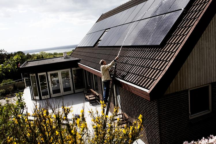Energisk. Sikkerhedsstyrelsen opfordrer solcelleejere til at tjekke fejlstrømsafbryderen på anlægget. For virker den ikke, er der fare for at få livstruende elektrisk stød, hvis solcelleinverteren fejler. 