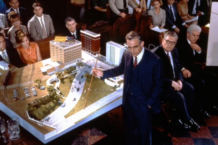 Konspiration. Kevin Costner i rollen som anklager Jim Garrison kommer på sporet af en sammensværgelse mod præsident Kennedy. 