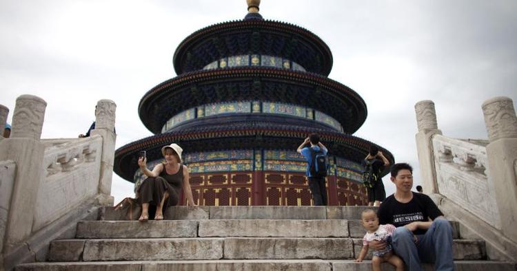Rejseland. Turister tager sig en pause ved himmeltemplet i Beijing. Kina er et af verdens mest besøgte lande, og lavprisflyselskaber kan flyve dig billigt rundt i landet./ 