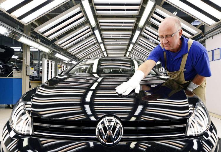 eksportsucces. Tyske folkevogne ruller på vejene over hele verden, og giver ikke bare overskud til VW hjemme i Wolfsburg, men også på den tyske handelsbalance. 