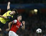 skadesfri. Oliver Giroud (th) er klar til at tørne ud for Arsenal allerede i aften, hvor klubben kan generobre førstepladsen med sejr over Aston Villa. 