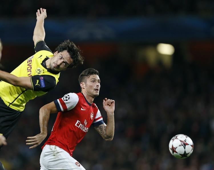 skadesfri. Oliver Giroud (th) er klar til at tørne ud for Arsenal allerede i aften, hvor klubben kan generobre førstepladsen med sejr over Aston Villa. 