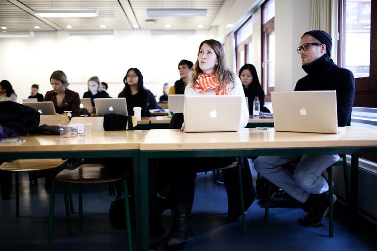 protest. De studerende er blant andet bekymret over, at de fremover automatisk vil blive tilmeldt kurser og eksamener og dermed mister muligheden for at præge deres eget studieforløb, fortæller formanden for de studerendes organisation. 