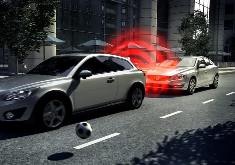 farezonen. Her en situation, hvor den automatiske nødbremse træder i funktion: Føreren af den forreste bil bremser for et legende barn. Det overser føreren i bil nr. to, men bremserne slår selv til. PR-foto: Volvo 