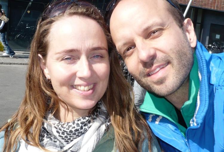 Eftertanke. Morten og Elisabeth Tandrup kalder det »fuldstændig absurd«, at deres mors ordinerede smertestillende medicin endte med at slå hende ihjel. I dag fortæller de deres historie for at skabe opmærksomhed om problemet. 