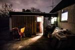 Garageimportører. Tre entusaistiske champagneimportører driver firma, i hvad der ligner et redskabskur. 