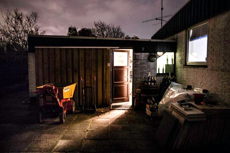 Garageimportører. Tre entusaistiske champagneimportører driver firma, i hvad der ligner et redskabskur. 