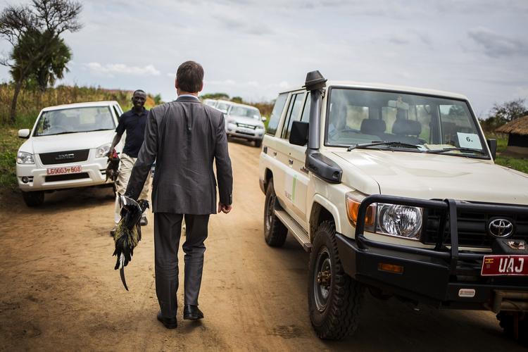 Minister. Den radikale Christian Friis Bach er formentlig ude på grund koks i embedsværket. Det virker ikke rimeligt og er synd for Danmark, skriver Morten Dahlin. Her ses ministeren med en hane i hånden under et besøg i Uganda. 