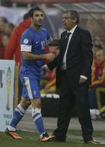 Sportsmanship. Den græske landstræner Fernando Santos (th) gjorde sammen med manager Takis Fyssas rumænerne opmærksomme på bommerten. 