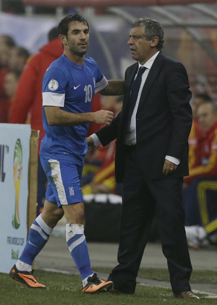 Sportsmanship. Den græske landstræner Fernando Santos (th) gjorde sammen med manager Takis Fyssas rumænerne opmærksomme på bommerten. 