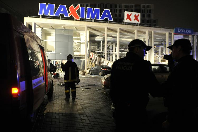 Kollaps. Dødstallet vokser i Letlands hovedstad, Riga, hvor tagkonstruktionen på et supermarked styrtede ned over et større antal kunder, som befandt sig inde i forretningen ved 18-tiden i aftes. Samtidig frygter myndighederne, at der fortsat kan være mennesker begravet i murbrokkerne. 