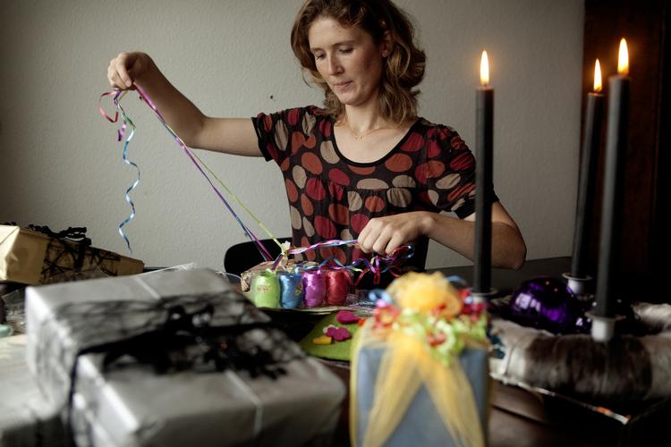 JUL. Du kan overveje at nøjes med at være kreativ med indpakningen af de julegaver, du skal give i år. Mange af modtagerne vil nemlig helst bare have et gavekort. 