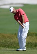 VELSPILLENDE. Ud midt på fairway og så på green. Thomas Bjørn fik det til at se legende let ud på anden runde af World Cup, hvor han fører individuelt og Danmark er på andenpladsen. 