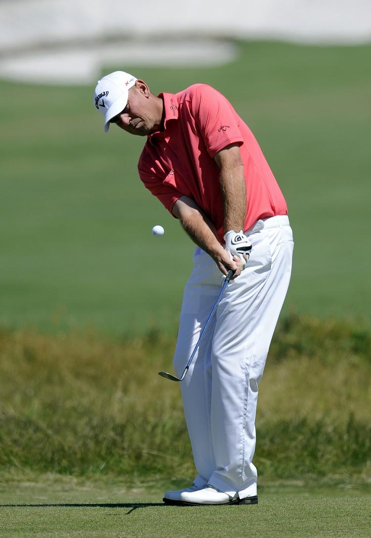 VELSPILLENDE. Ud midt på fairway og så på green. Thomas Bjørn fik det til at se legende let ud på anden runde af World Cup, hvor han fører individuelt og Danmark er på andenpladsen. 