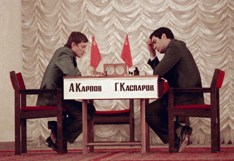 legende. Den senere verdensmester, Garry Kasparov (th) i udfordrerens rolle i VM-matchen mod Anatoly Karpov i september 1984. 