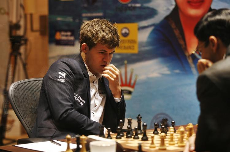 afgørelse. Den norske stormester og verdensetter, Magnus Carlsen (tv), har haft krammet på verdensmester Viswanathan Anand (th) under VM-opgøret i Chennai. 