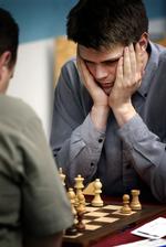 skak-træner. Den danske stormester i skak, Peter Heine Nielsen, er træner for den norske skak-komet, Magnus Carlsen. Men ikke under VM-matchen. 