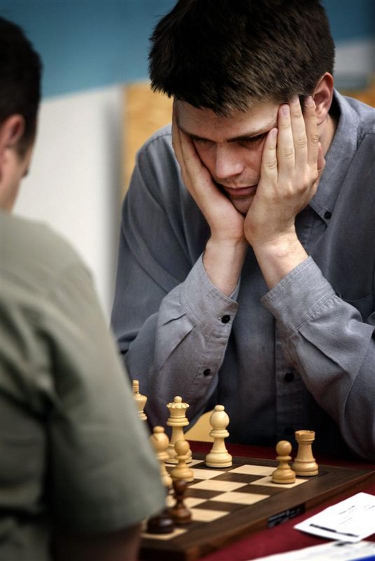 skak-træner. Den danske stormester i skak, Peter Heine Nielsen, er træner for den norske skak-komet, Magnus Carlsen. Men ikke under VM-matchen. 