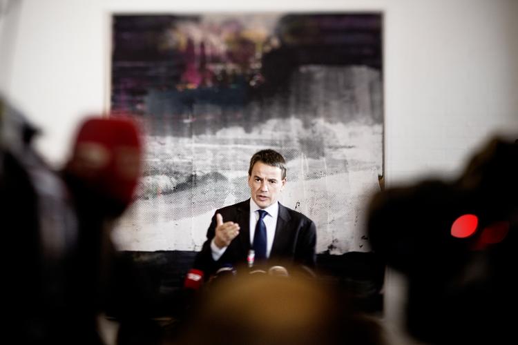 Ansvarlig. Christian Friis Bach påtager sig ansvaret for at have fejlinformeret Folketinget, men begrunder det med embedsmændenes fejlinformering af ham. 